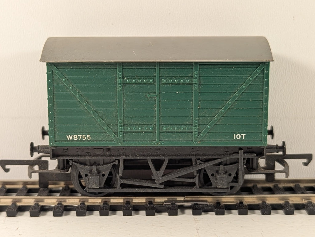 Tri-ang R11 OO Gauge 10 Ton Goods Van Green