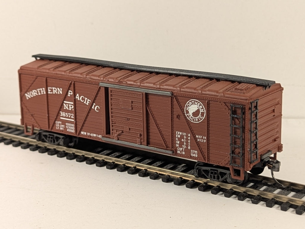 Rivarossi HO Gauge Northern Pacific 40ft Boxcar 38572