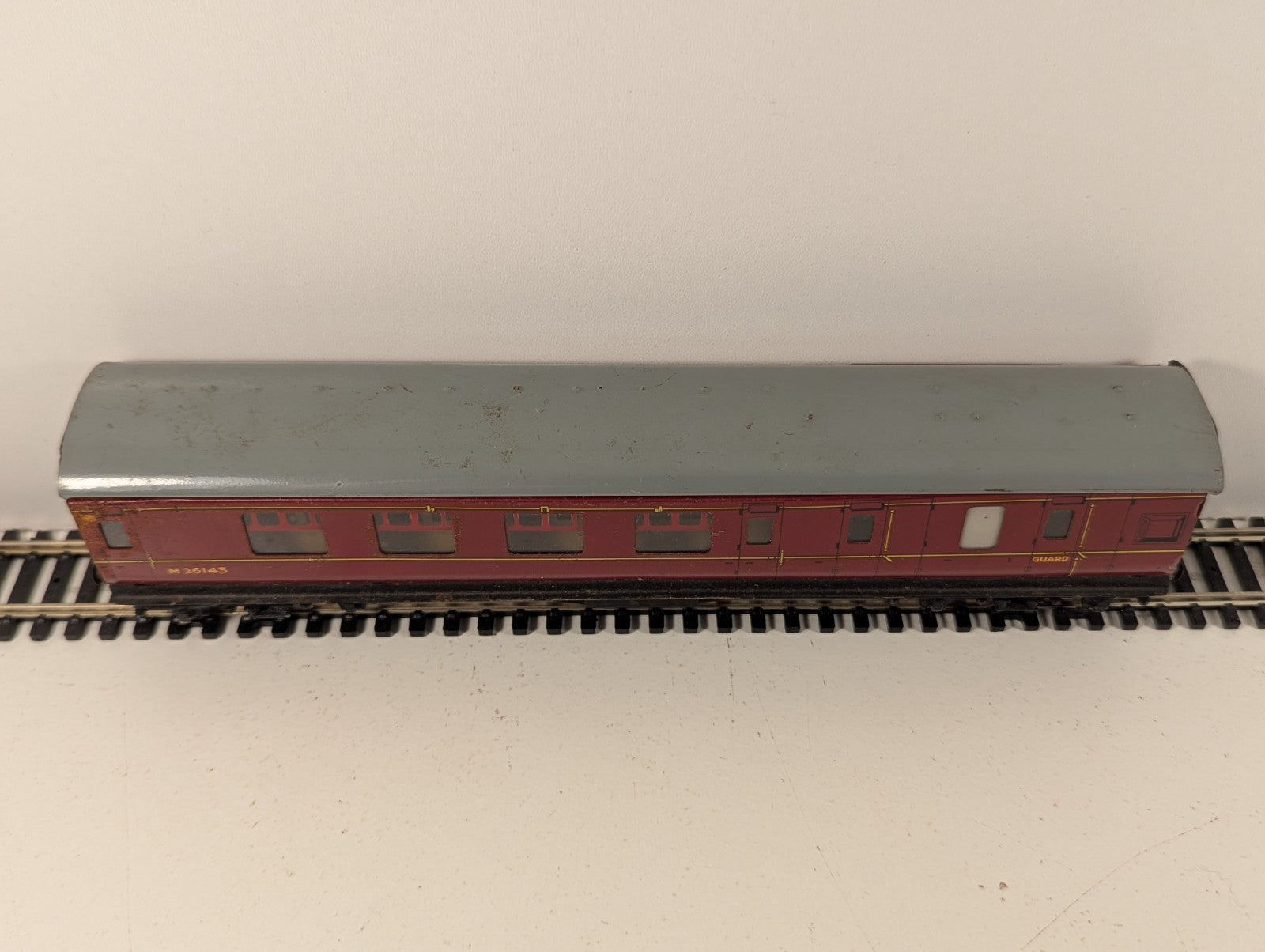 Hornby Dublo OO Gauge Maroon Brake Third Corridor Coach