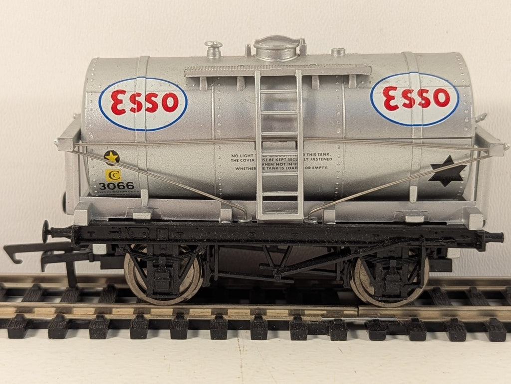 Dapol B134 OO Gauge Silver Esso 12 Ton Tanker Wagon Missing Buffers/Coupling