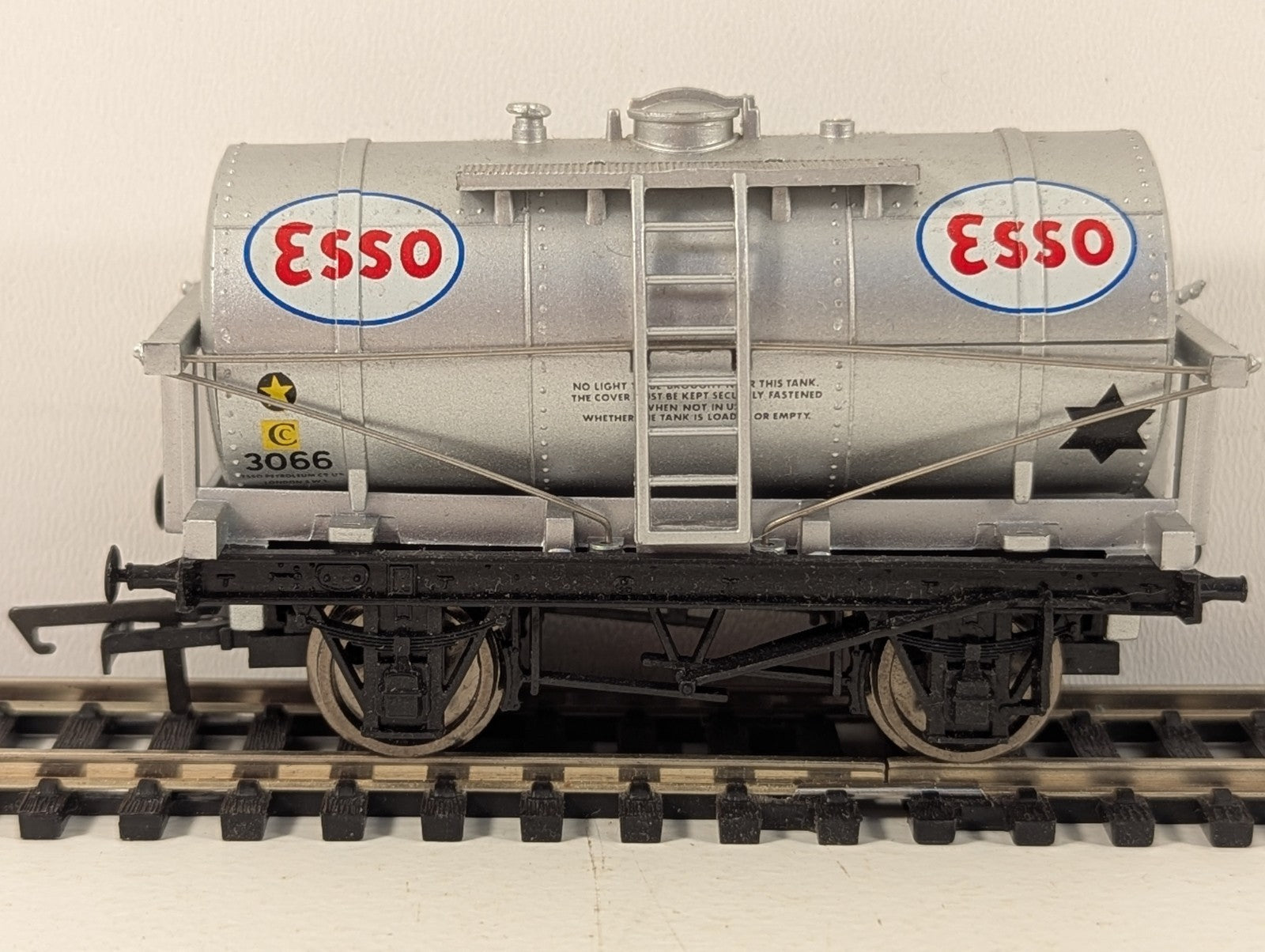 Dapol B134 OO Gauge Silver Esso 12 Ton Tanker Wagon Missing Buffers/Coupling