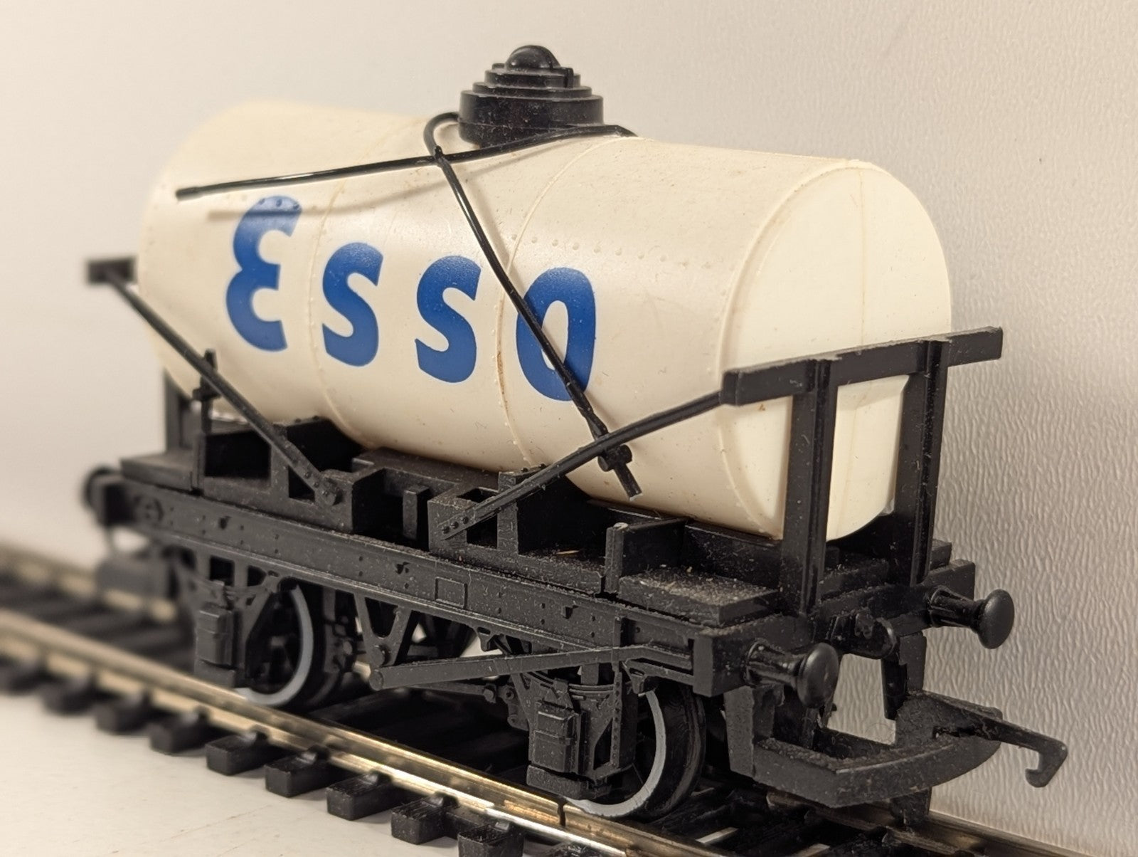 Hornby R96 OO Gauge White Esso Tanker