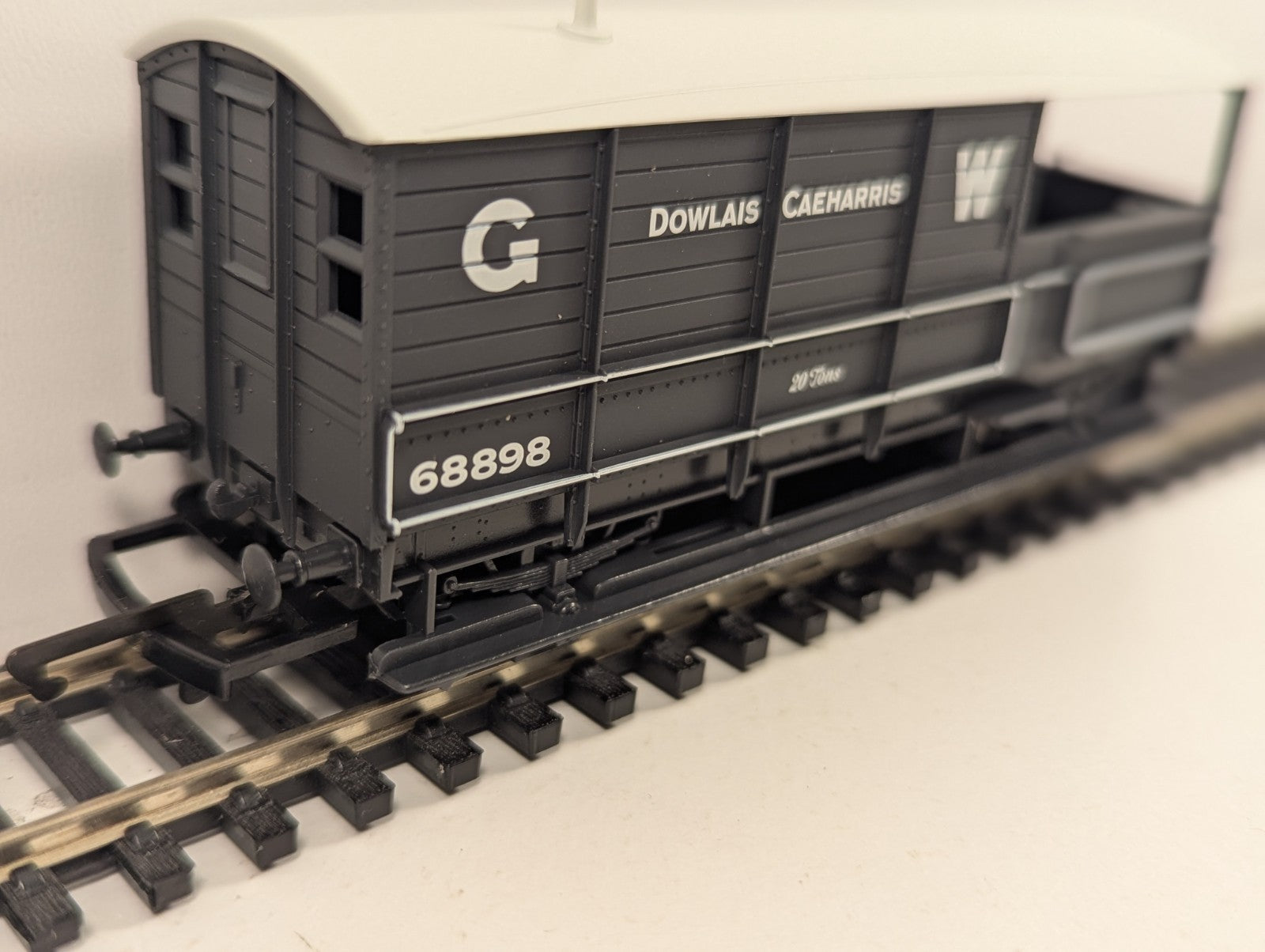 Hornby R6347 OO Gauge GWR 20 Ton Brake Van – Dowlais Caeharris