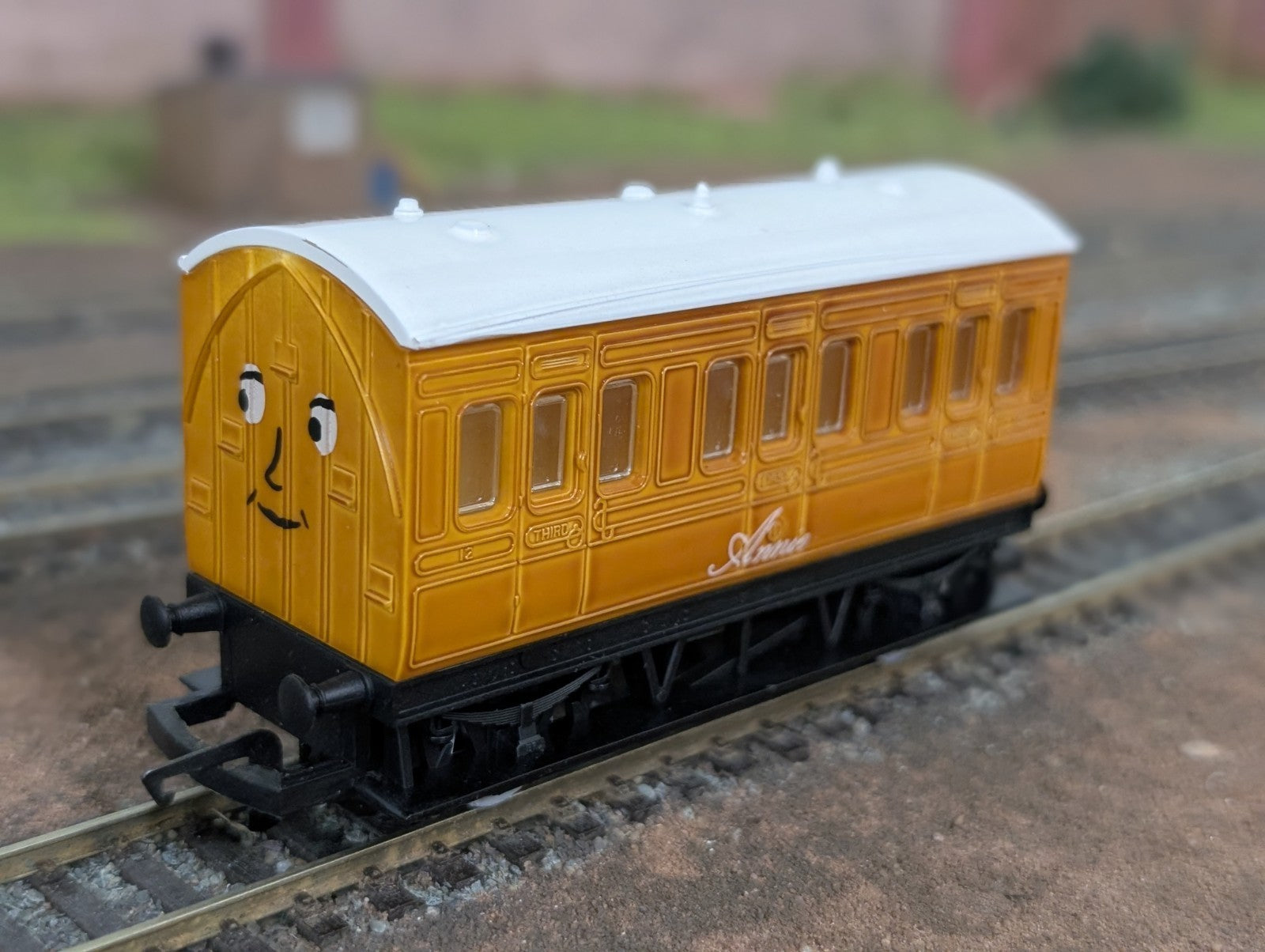 Hornby Thomas & Friends Rare Annie Coach with Smiling Face – OO Gauge