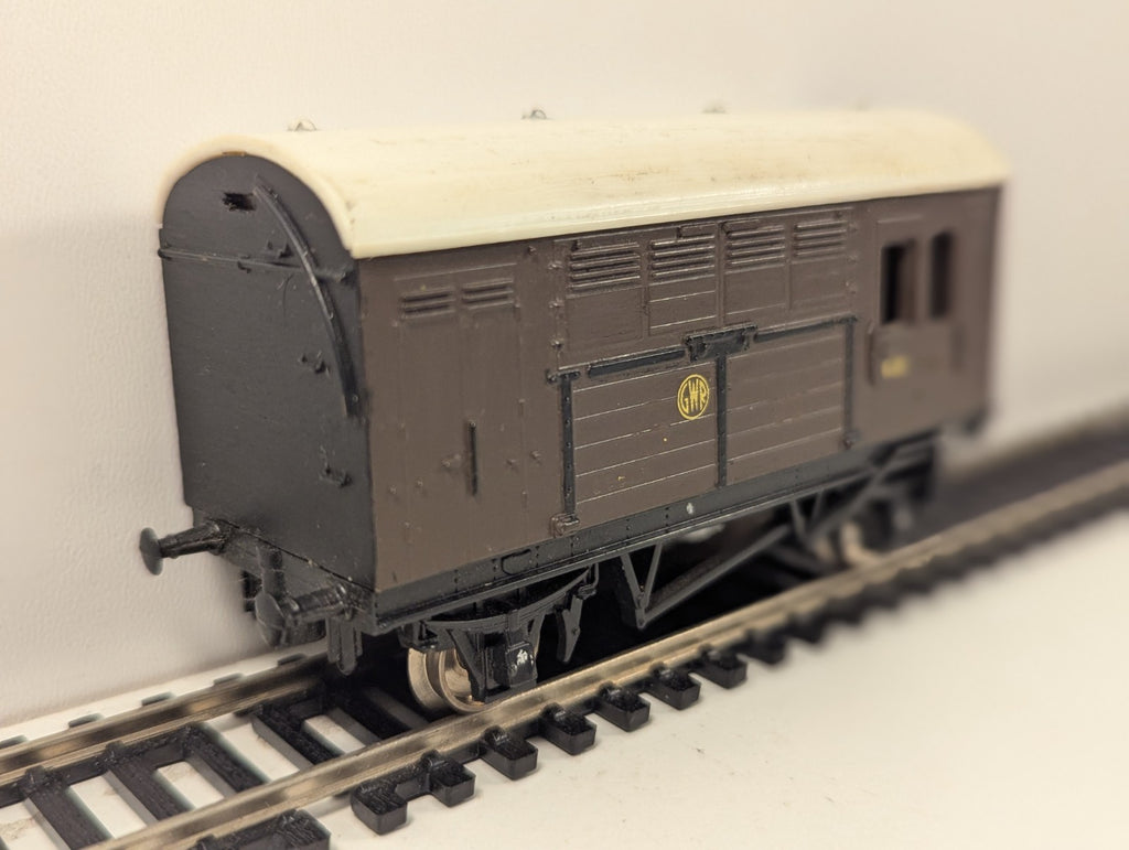 Hornby OO Gauge GWR Horse Box 546 Brown Livery
