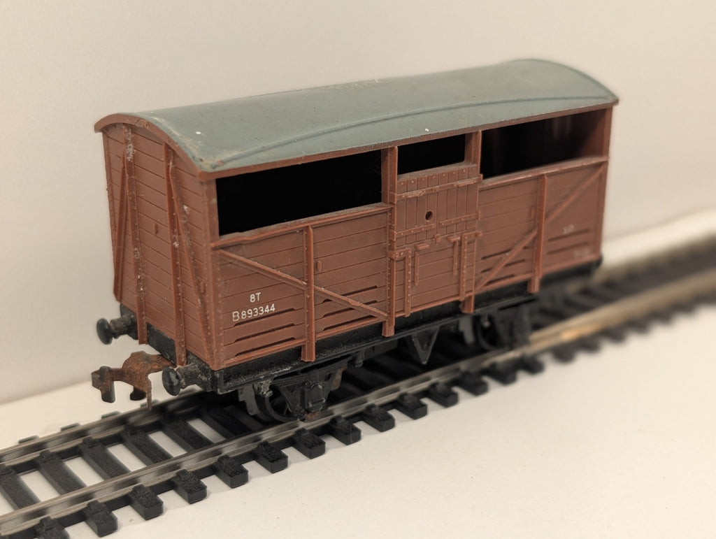 Hornby Dublo 8T Cattle Wagon – OO Gauge