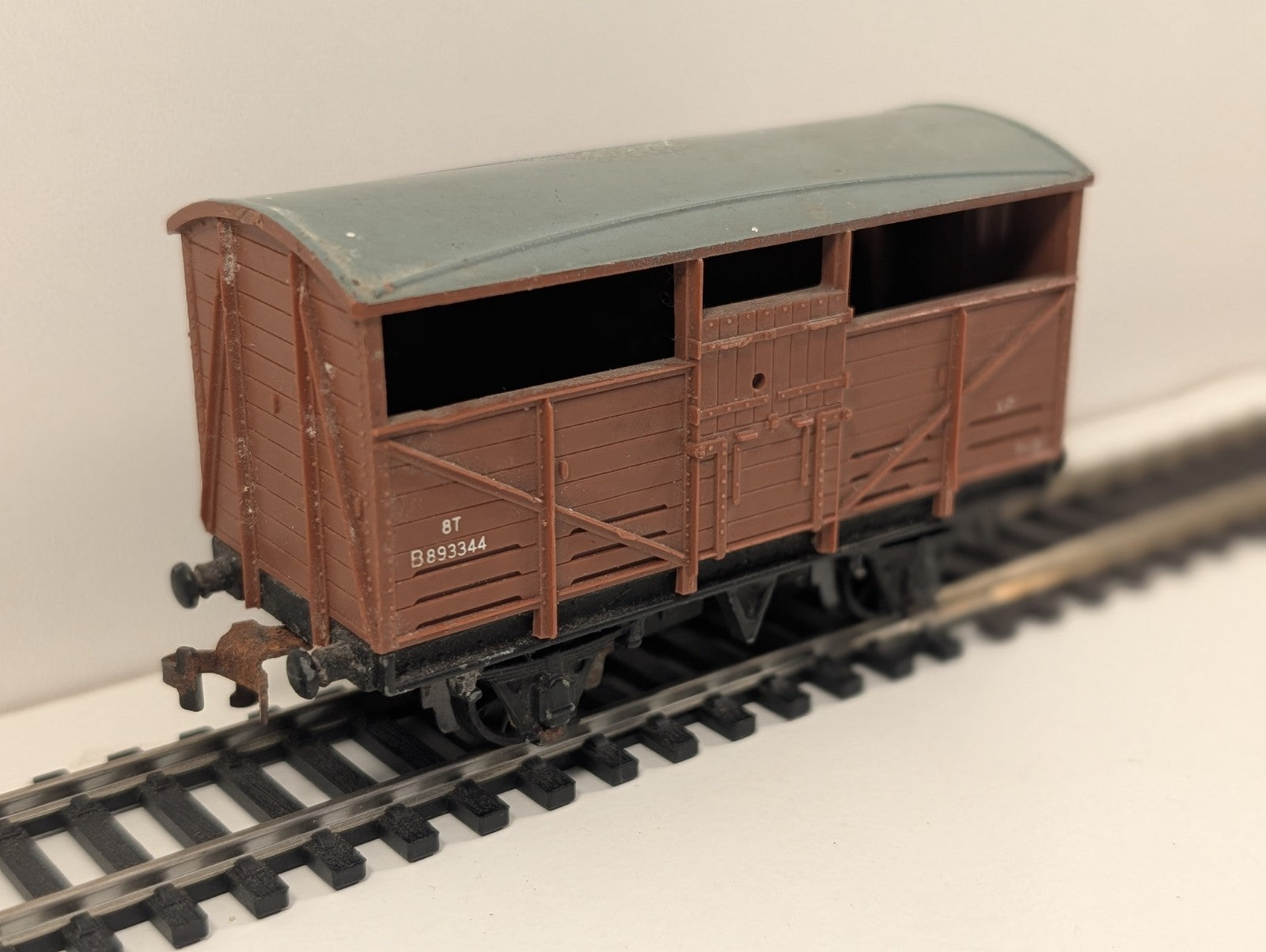 Hornby Dublo 8T Cattle Wagon – OO Gauge