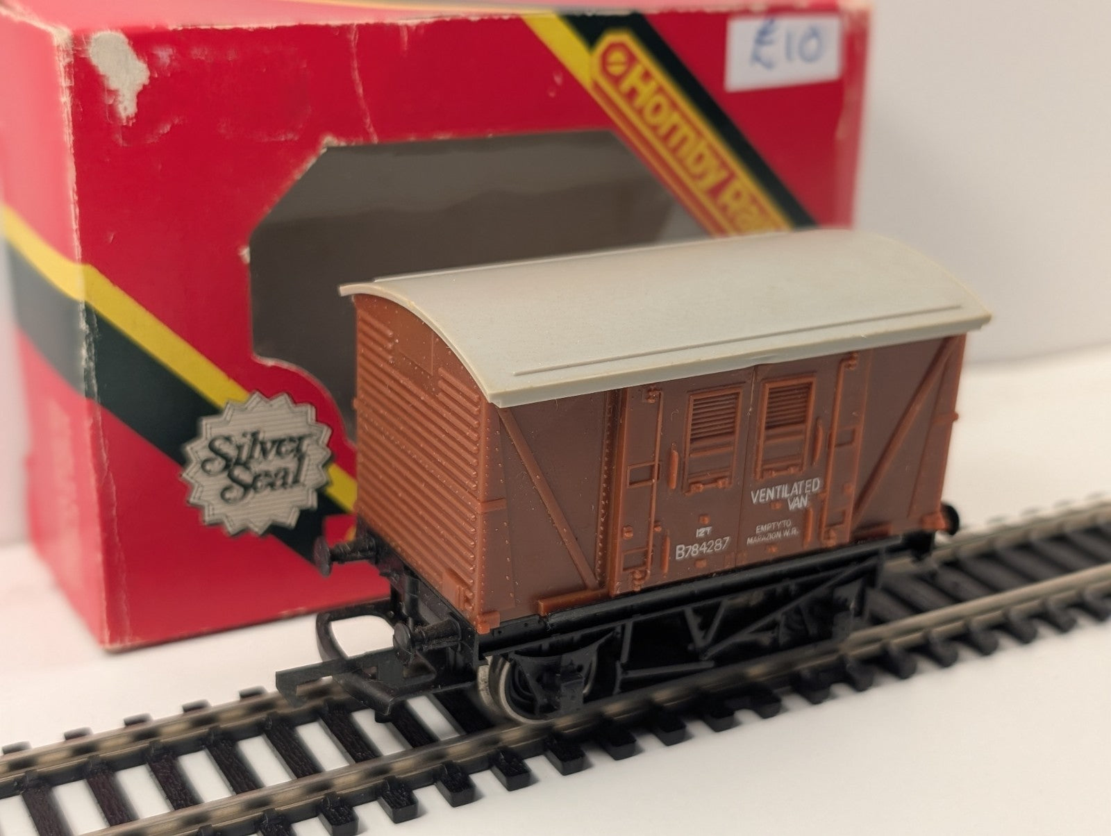 Hornby BR Ventilated Van – No. B784287 – OO Gauge