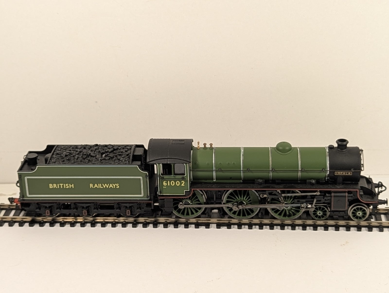Bachmann 31-702 OO Gauge Thompson B1 61002 Impala BR Green Non-Runner