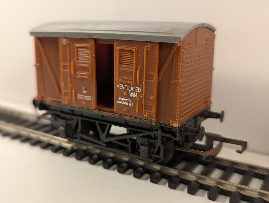 Hornby BR 12T Ventilated Van – B784287 – Some Damage