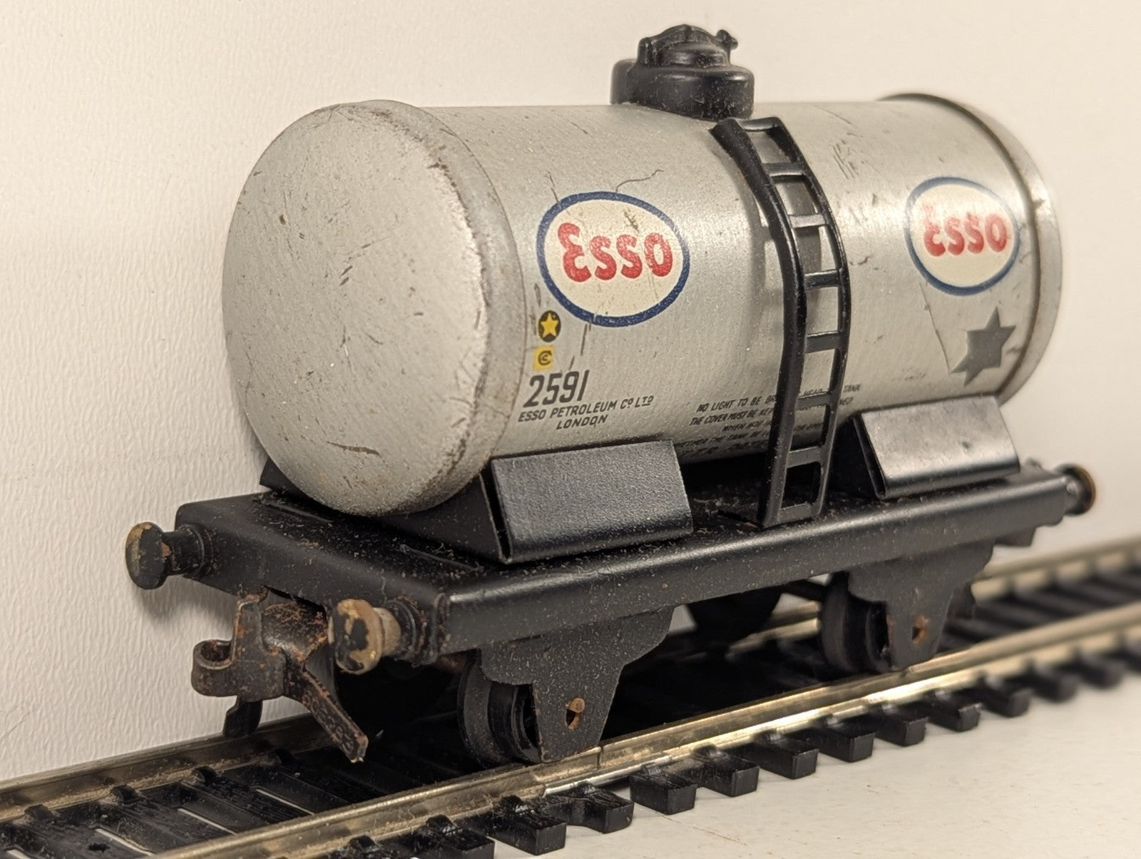 Hornby Dublo OO Gauge D1 Esso Petrol Tank Wagon 2591 Esso Silver