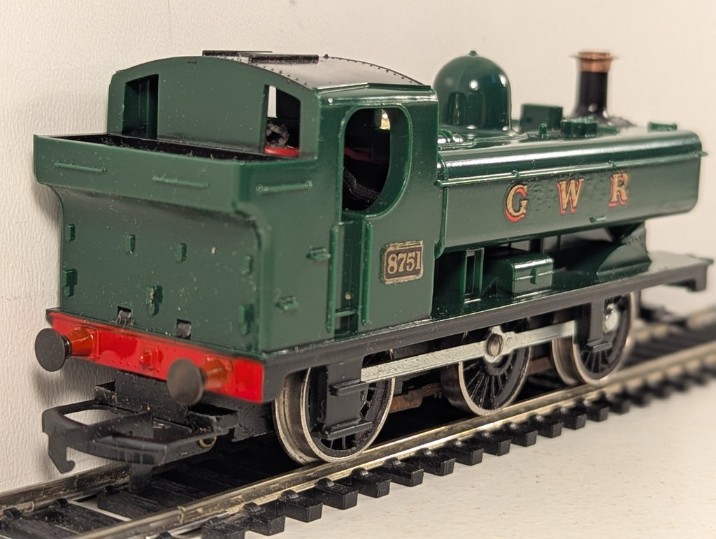 Hornby OO Gauge GWR Pannier Tank 8751 Steam Locomotive - GWR Green