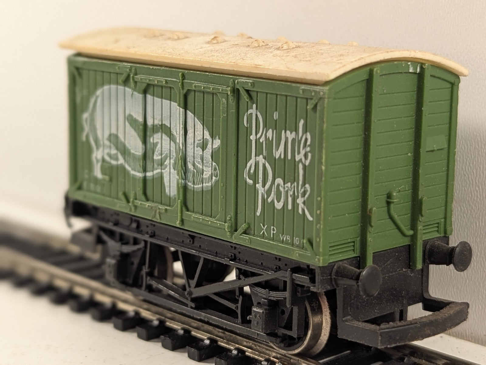 Hornby OO Gauge BR 12 Ton Ventilated Van 'Prime Pork' Goods Wagon