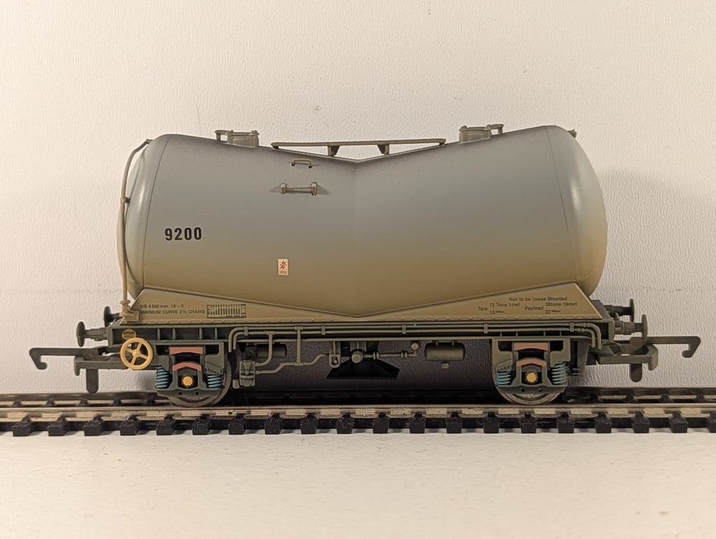 Hornby OO Gauge PCA Bulk Powder Wagon Goods Wagon 9200 Grey
