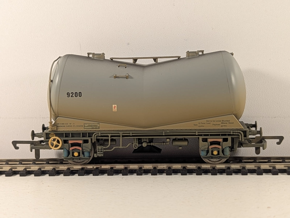 Hornby OO Gauge PCA Bulk Powder Wagon Goods Wagon 9200 Grey