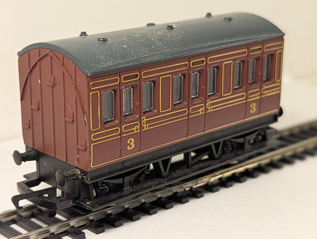 Hornby R468 OO Gauge LMS 4 Wheel Third Class Coach Maroon