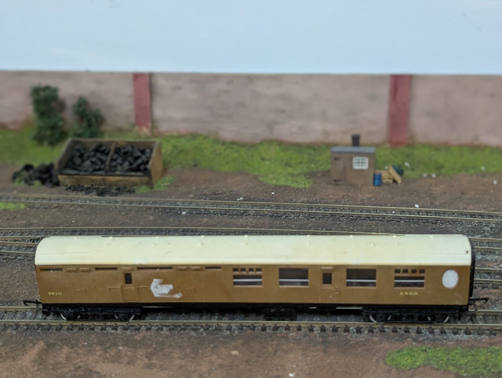 Hornby R938 OO Thompson brake 3rd coach 1870 LNER teak