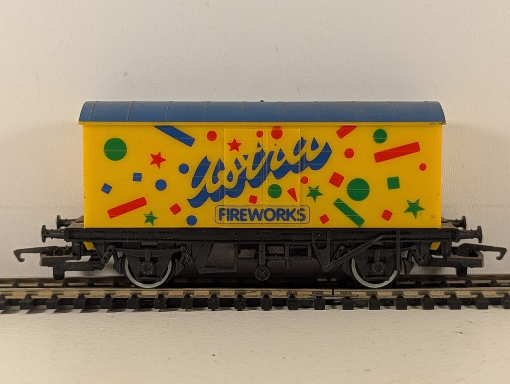 Hornby OO Gauge Astra Fireworks Van Goods Wagon Yellow (Astra Fireworks) R238