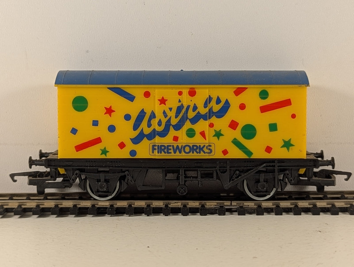 Hornby OO Gauge Astra Fireworks Van Goods Wagon Yellow (Astra Fireworks) R238