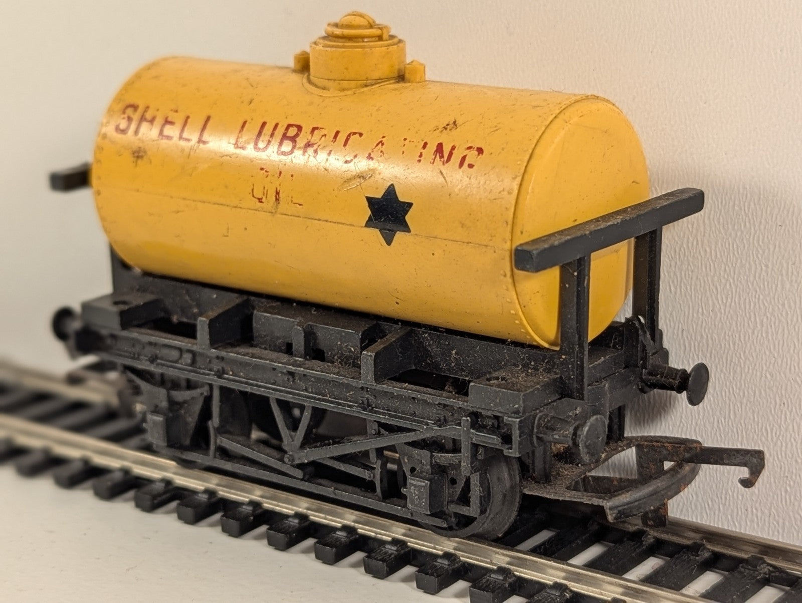 Tri-ang R211 Shell Lubricating Oil Tank Wagon – OO Gauge
