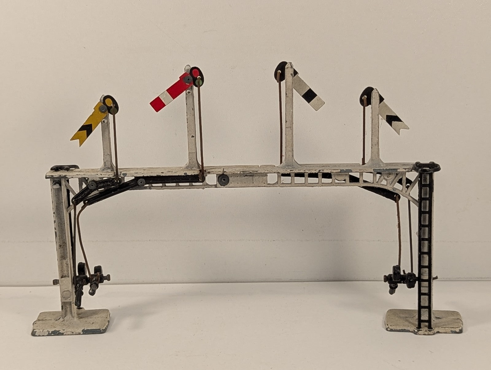 Crescent Toys OO Gauge Four Arm Signal Gantry Signals White