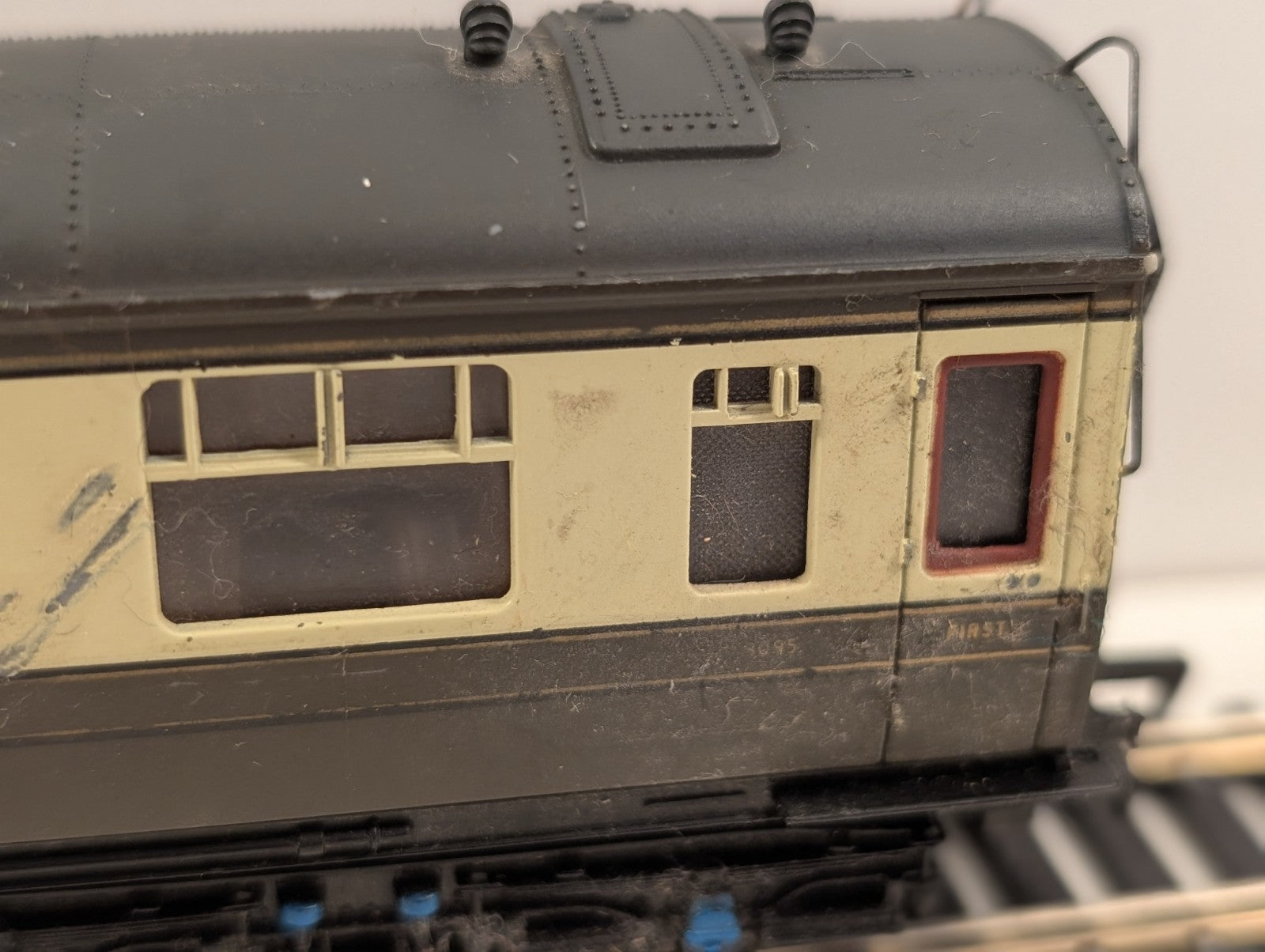 Bachmann OO Gauge GWR Collett Passenger Coach – Requires Some TLC