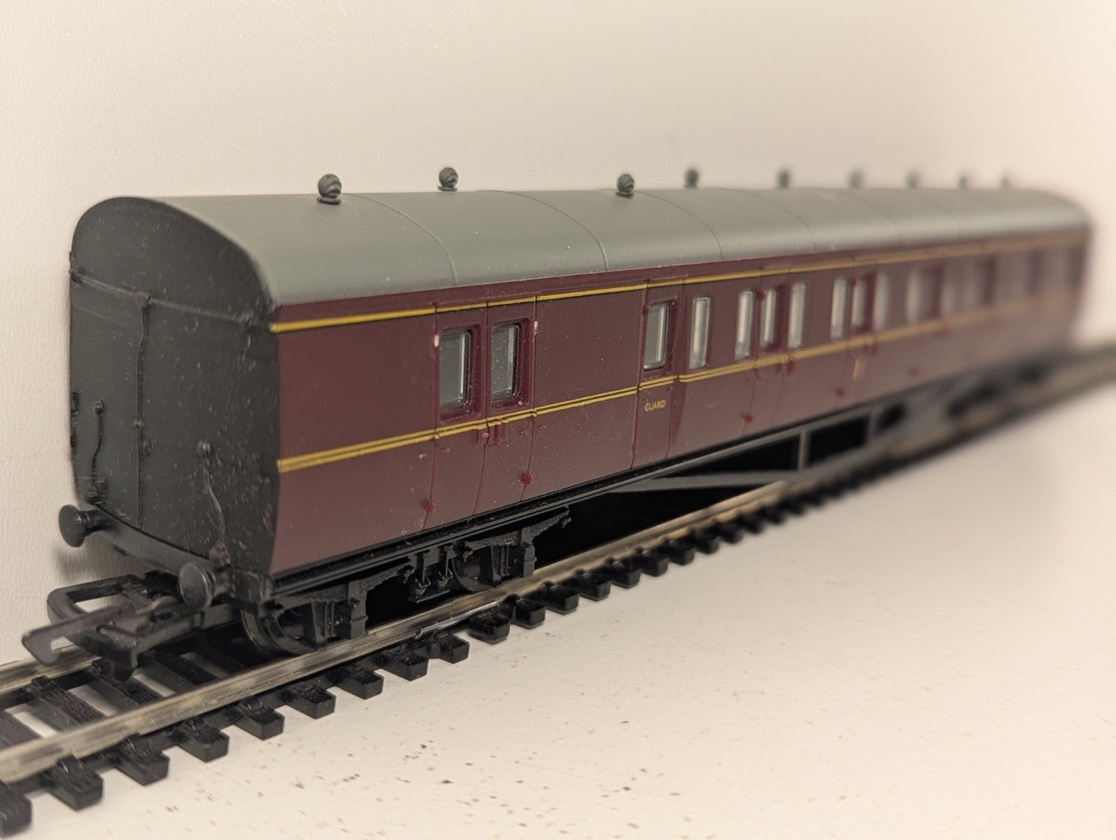 Mainline OO Gauge BR Maroon Collett Brake Composite Coach W6447W