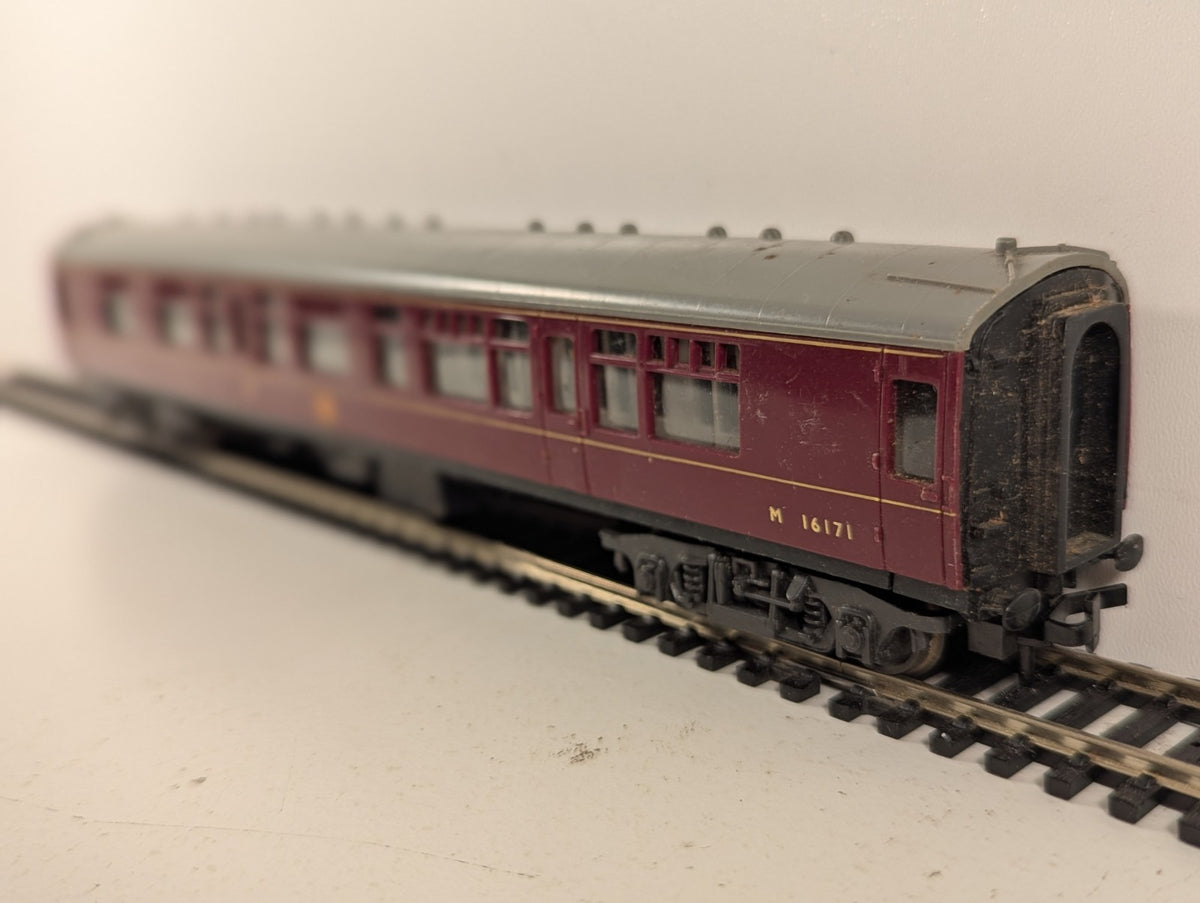 Trix OO Gauge BR Maroon Passenger Coach M16171