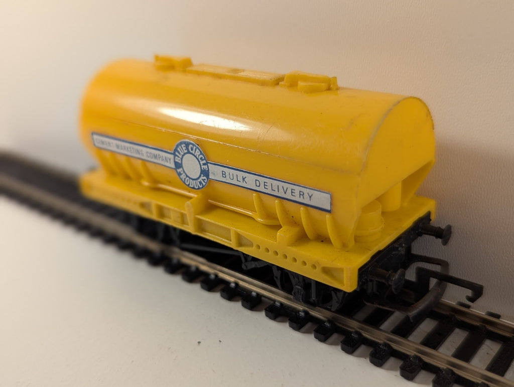 Hornby R564 OO Gauge PCV Cemflo Wagon – Blue Circle Cement
