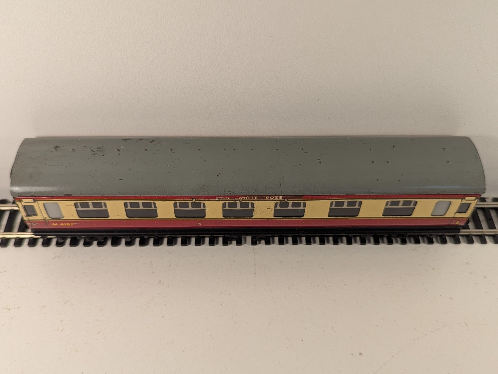 Hornby Dublo OO Gauge D12 First Class Corridor Coach "The White Rose"
