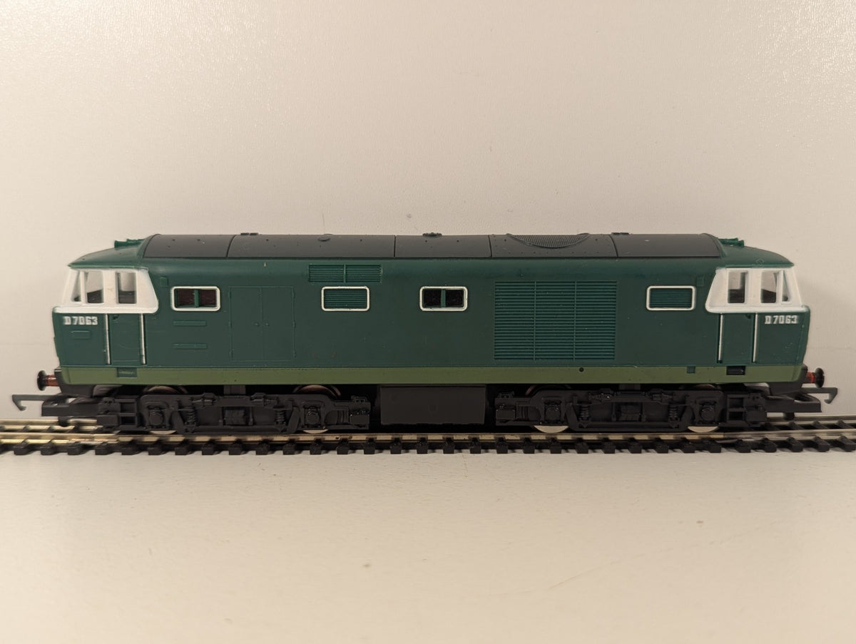 Hornby R072 Class 35 Hymek Locomotive D7063 BR Green