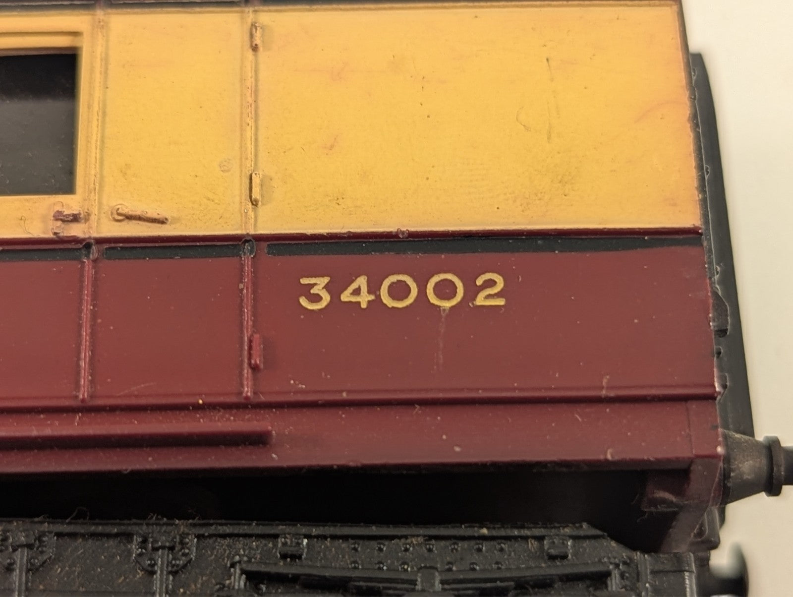 Tri-ang R28 OO Gauge BR Blood & Custard Brake Third Coach