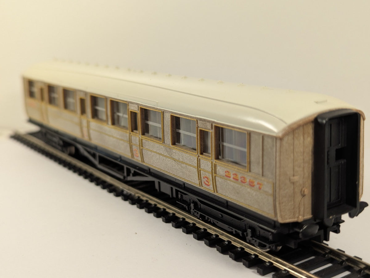 Hornby OO Gauge LNER Teak Composite Coach - missing front coupling
