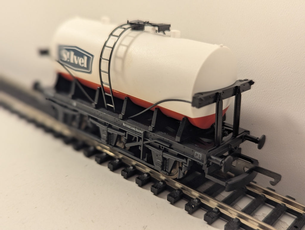 Lima OO Gauge 305641 6 Wheel Tank Wagon W44520 St Ivel