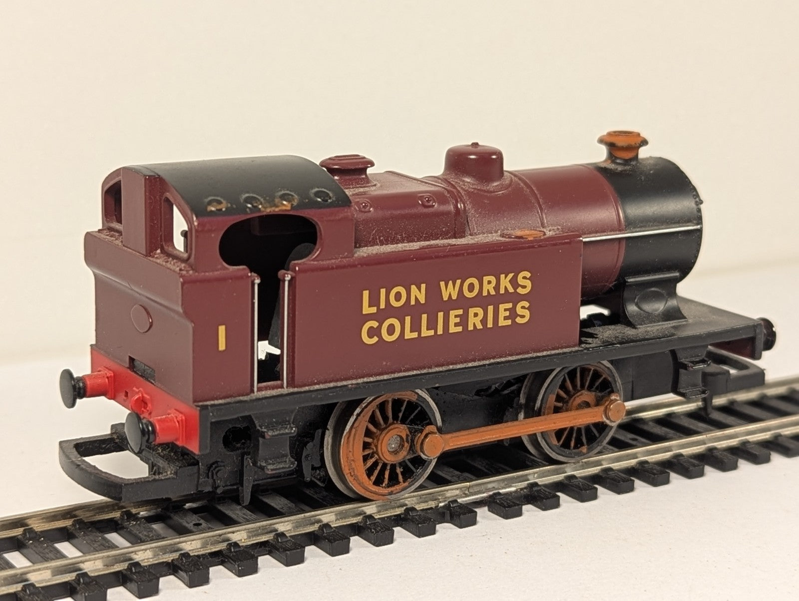 Hornby R2452 OO Gauge Class D 0-4-0T No. 1 Lion Works Collierie – Repainted part