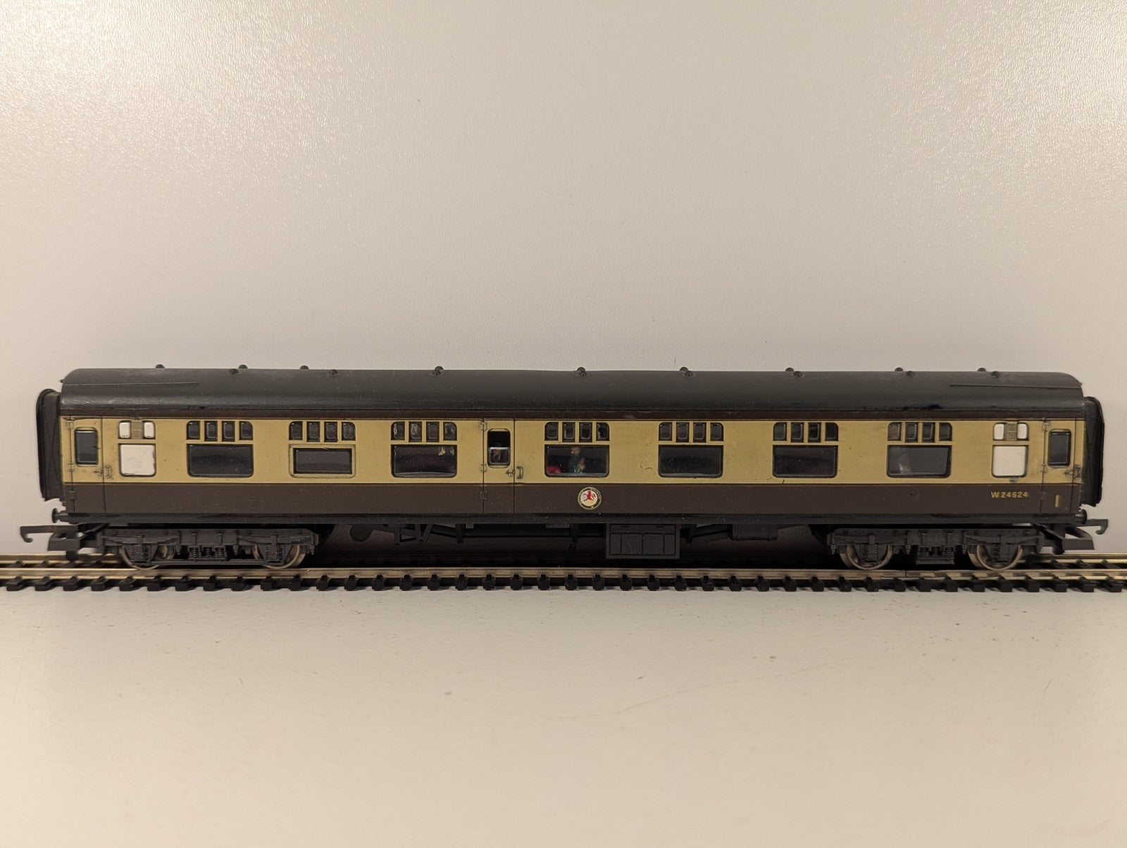 Lima 305313 OO Gauge BR Mk1 Composite Corridor Coach Chocolate & Cream