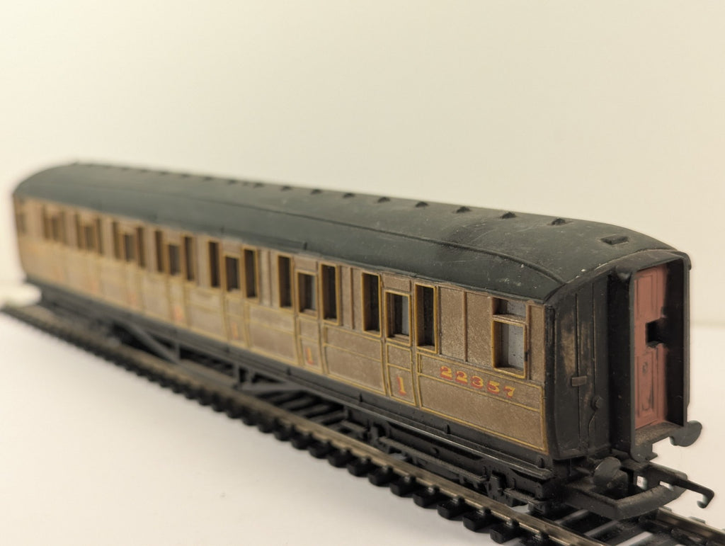 Hornby RailRoad OO Gauge LNER Teak Composite Coach Repainted Roof