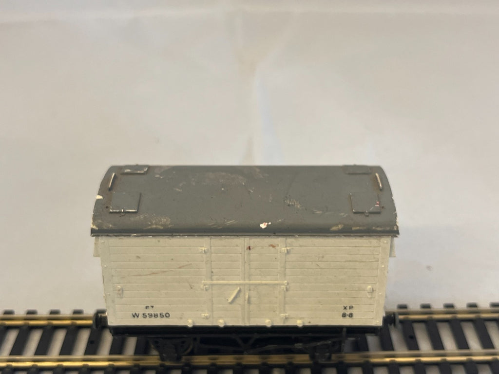 Hornby Dublo OO Gauge 6 Ton Refrigerated Van Missing Couplings