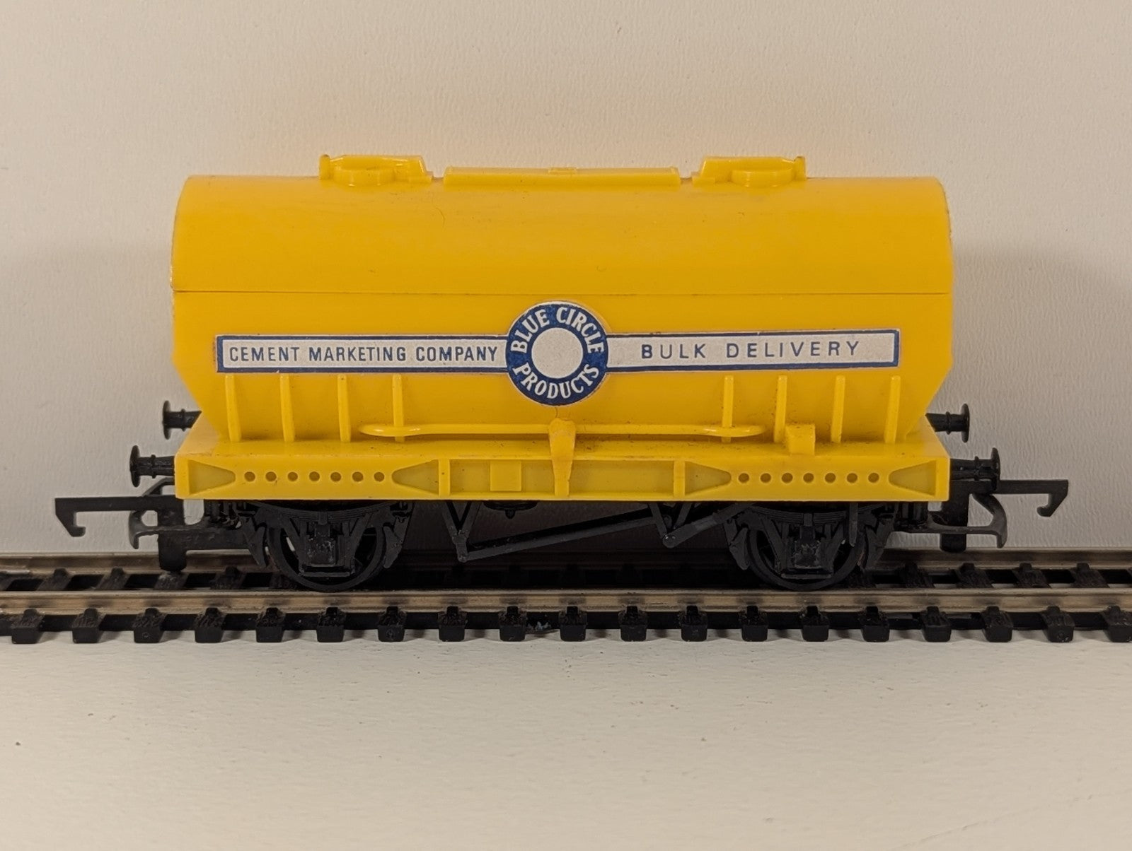 Hornby R564 / Tri-ang OO Gauge PCV Cemflo Cement Wagon – Blue Circle (Yellow)