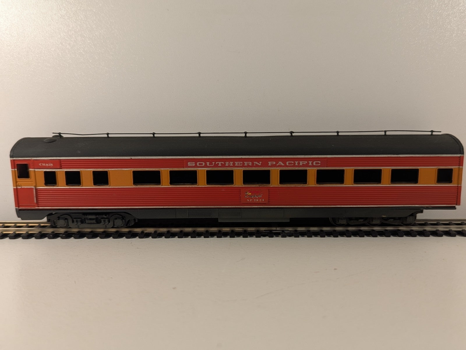 Athearn HO Scale Southern Pacific Daylight Passenger Car
