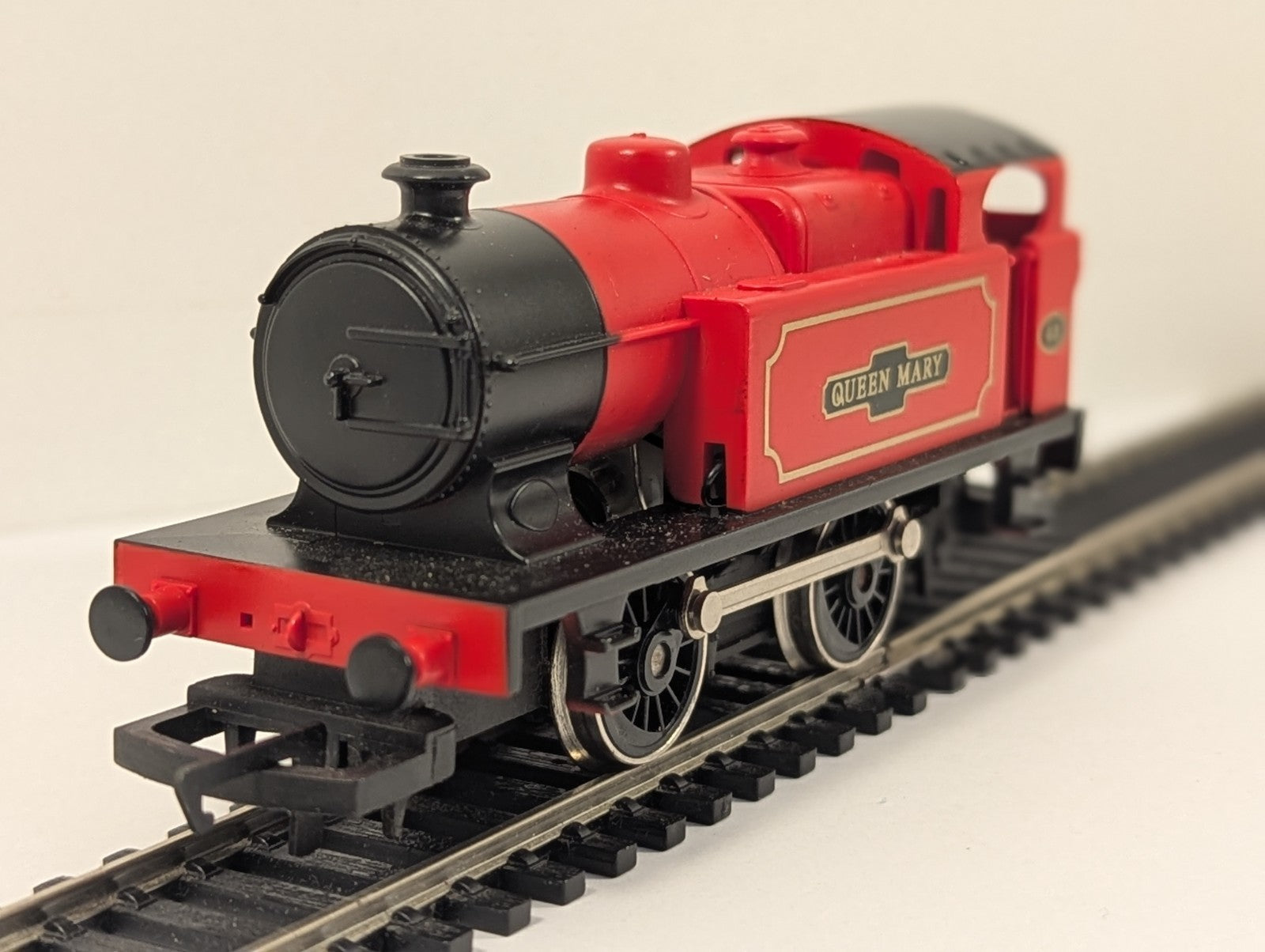 Hornby OO Gauge Class 0F Holden 101 0-4-0T 'Queen Mary' Steam Loco
