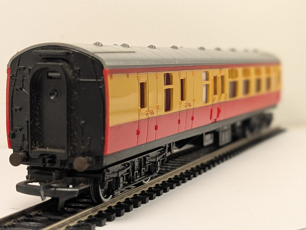 Hornby R421 OO Gauge BR Composite Coach 34100 Crimson Cream