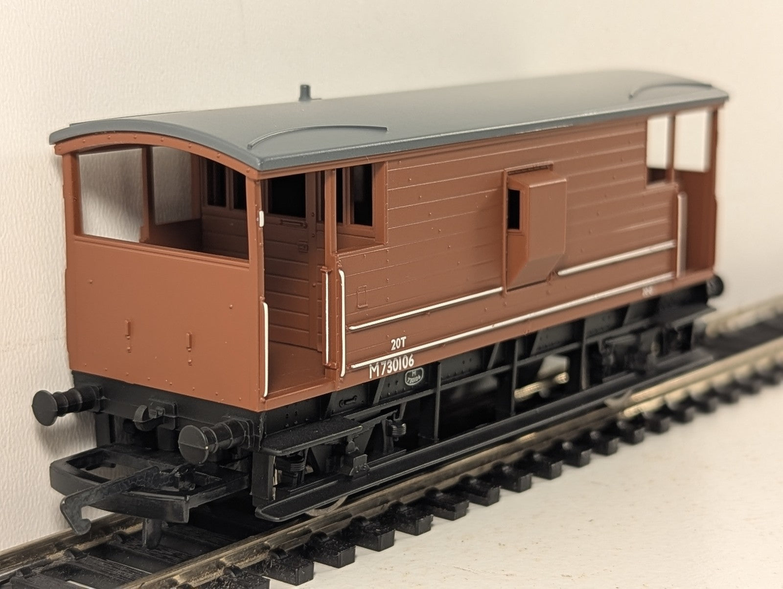 Hornby OO Gauge BR (ex LMS) 20 Ton Brake Van M730106 BR Bauxite R6145A