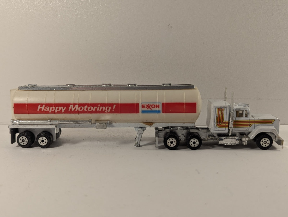 Road Champs Mack Super-Liner Exxon Tanker Truck Die-cast Model Truck