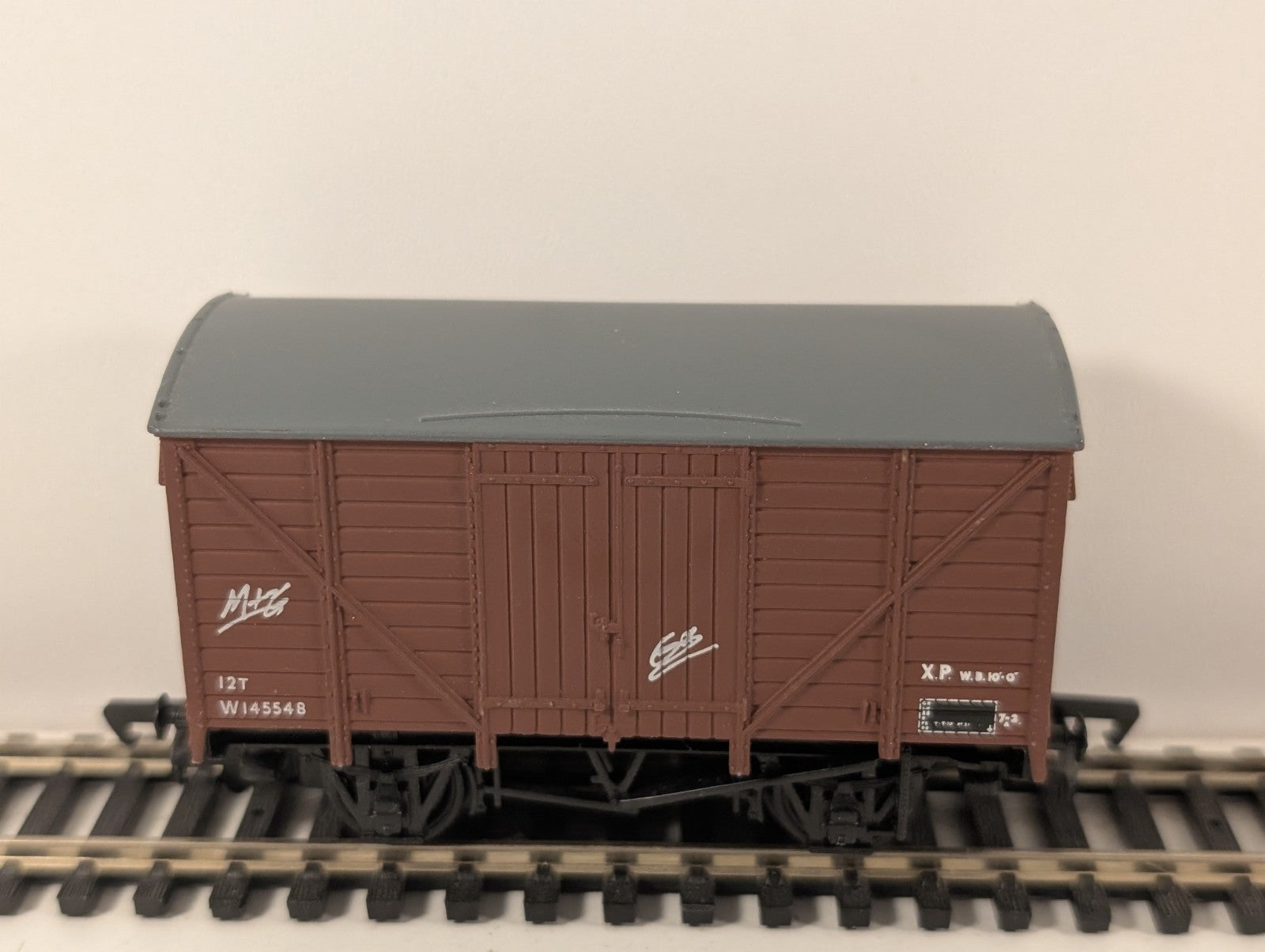 Bachmann 33-600 OO Gauge 12-Ton Ventilated Van in BR Brown
