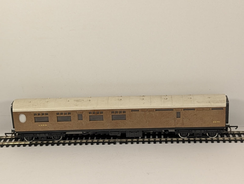 Tri-ang OO Gauge LNER Brake Third Coach Coaching Stock 1870 LNER Teak R.121
