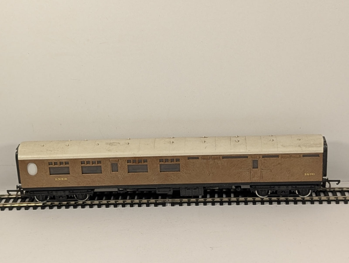 Tri-ang OO Gauge LNER Brake Third Coach Coaching Stock 1870 LNER Teak R.121