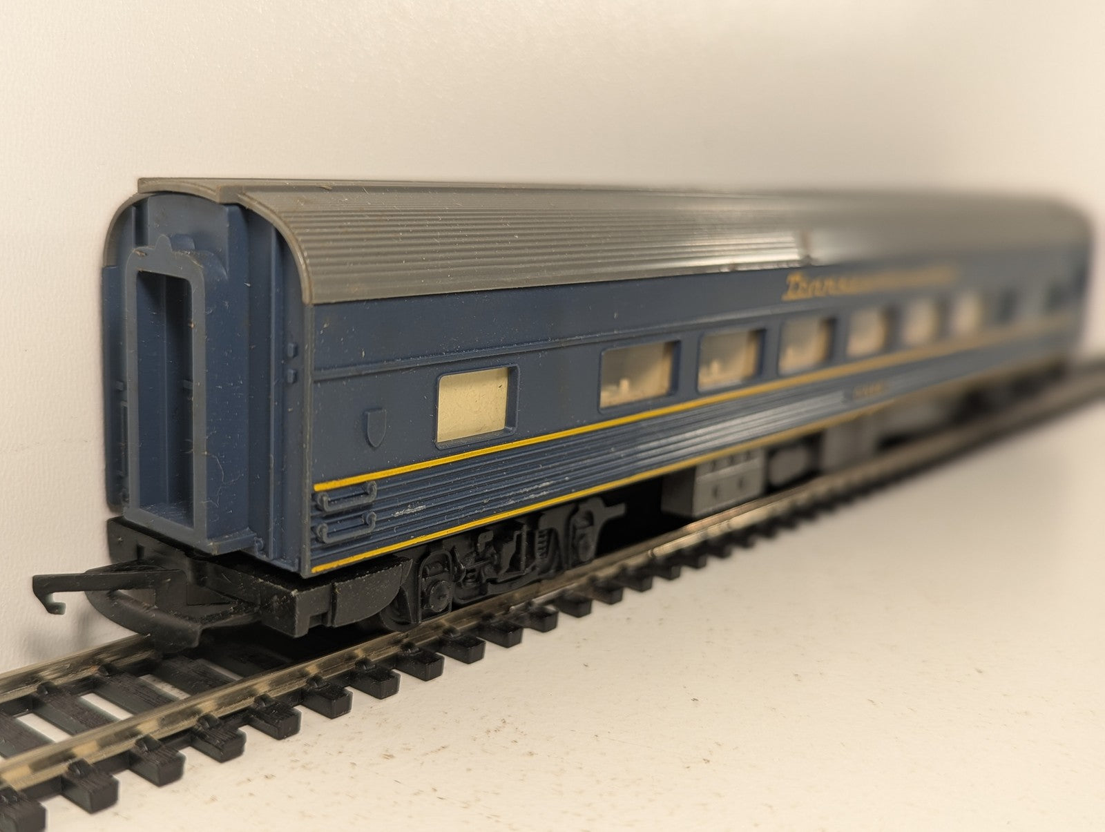 Tri-ang OO Gauge Transcontinental Dining Car Passenger Coach