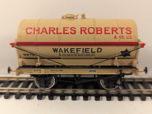 Bachmann 37-650K OO Gauge 14T Tank Wagon Charles Roberts Wakefield