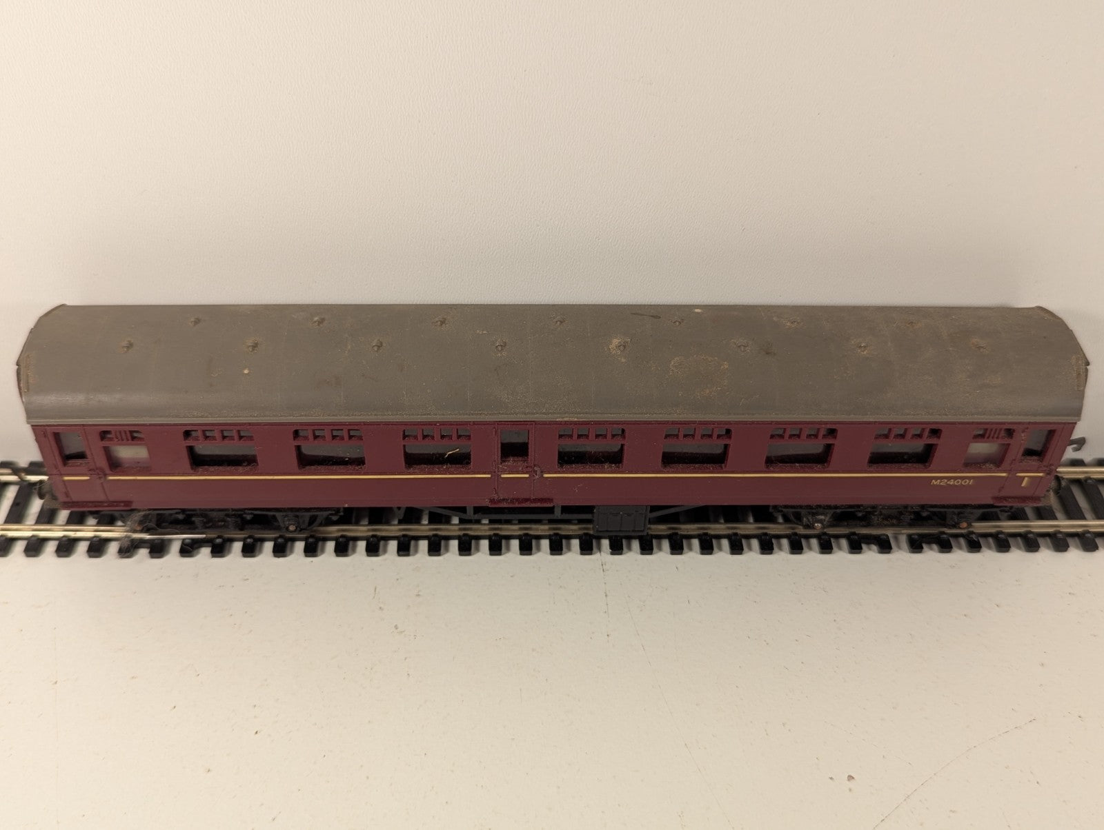 Tri-ang OO Gauge BR Mk1 1st class Corridor Composite Coach Maroon